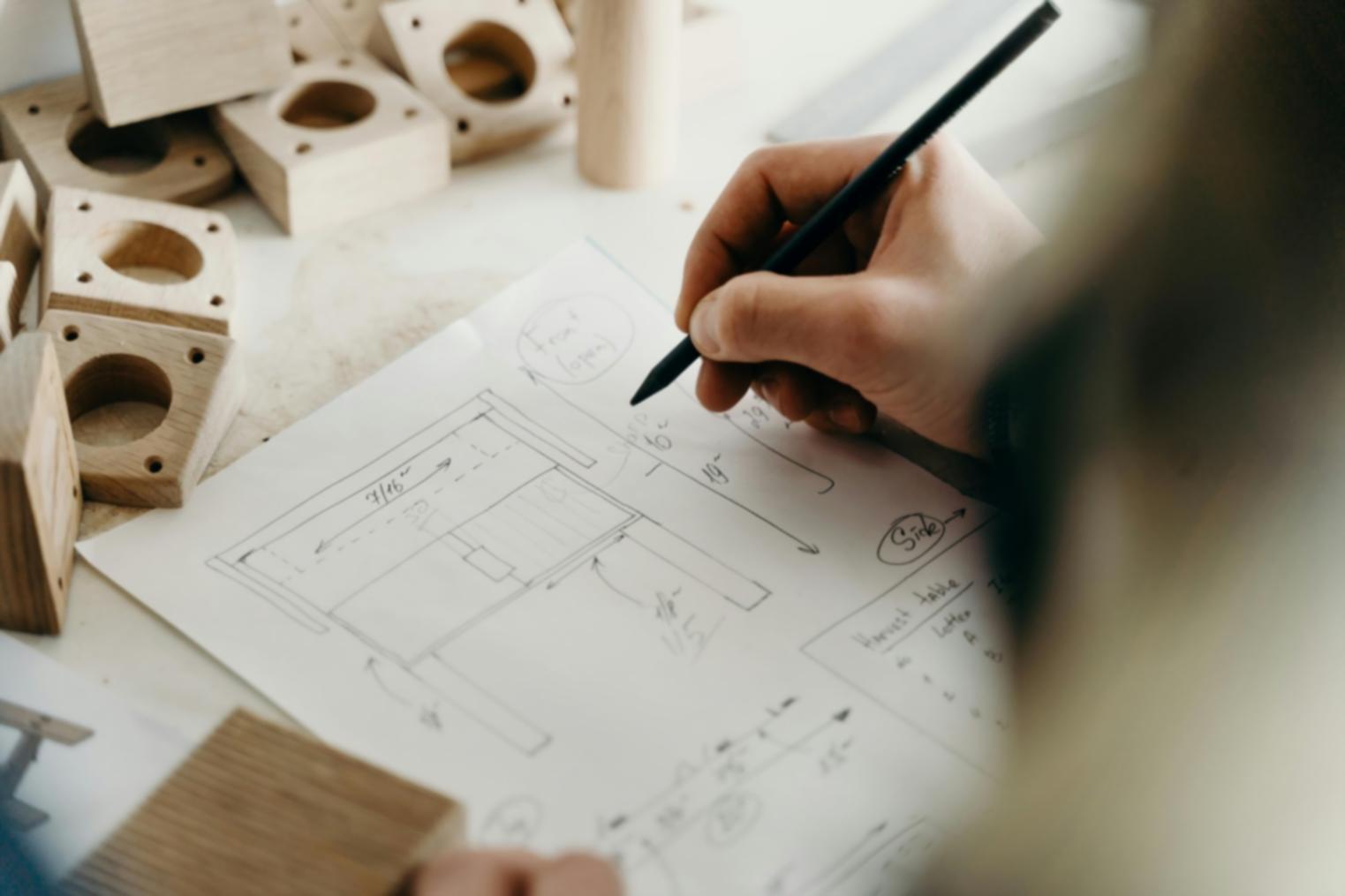 Studente al lavoro su concept art digitale